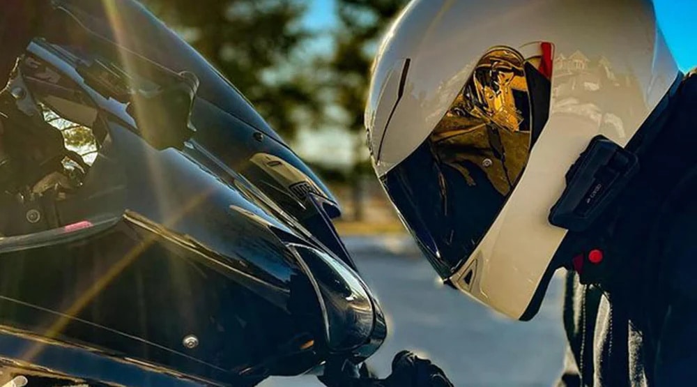 如何在摩托车上妥善安置备用头盔