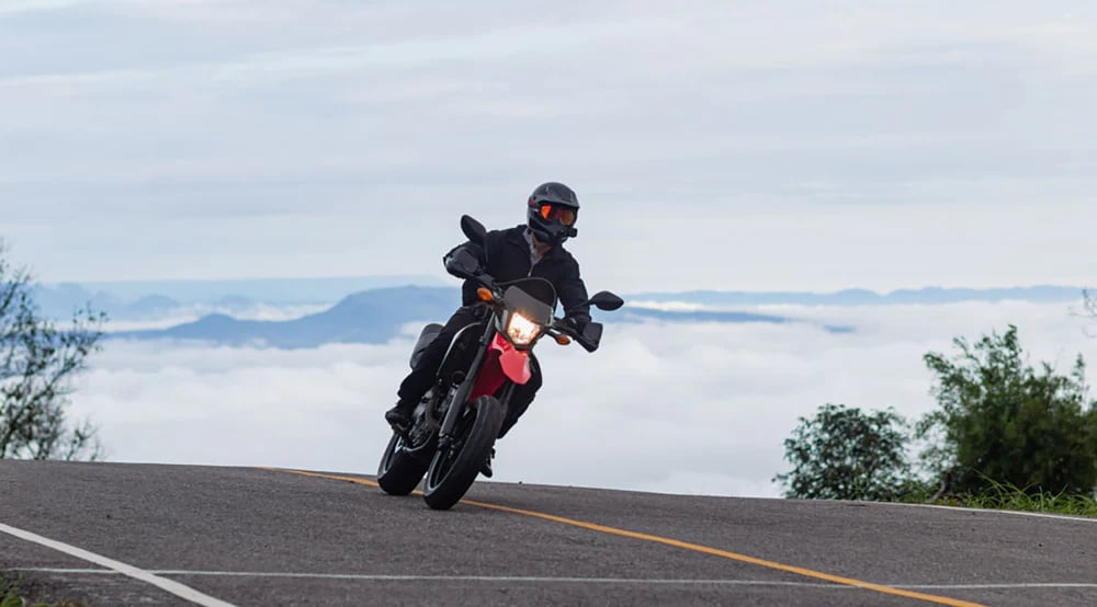 如何防止摩托车头盔起雾？